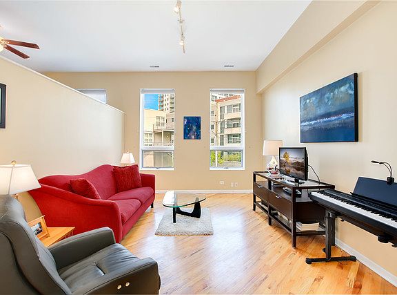3rd image of 689 N Milwaukee Ave