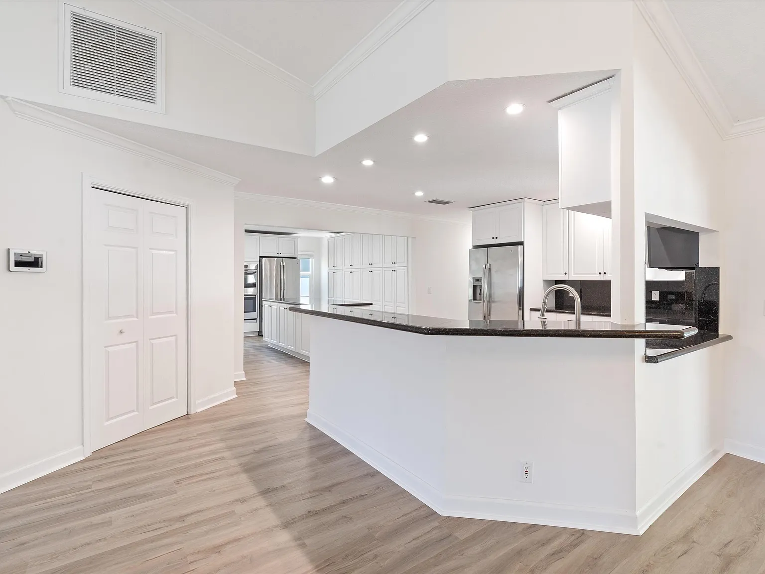 4 bed, 2.5 bath, 2283 sqft, $6,750 — Photo 4