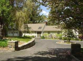 1 Palmer Ln W, Pleasantville, NY 10570