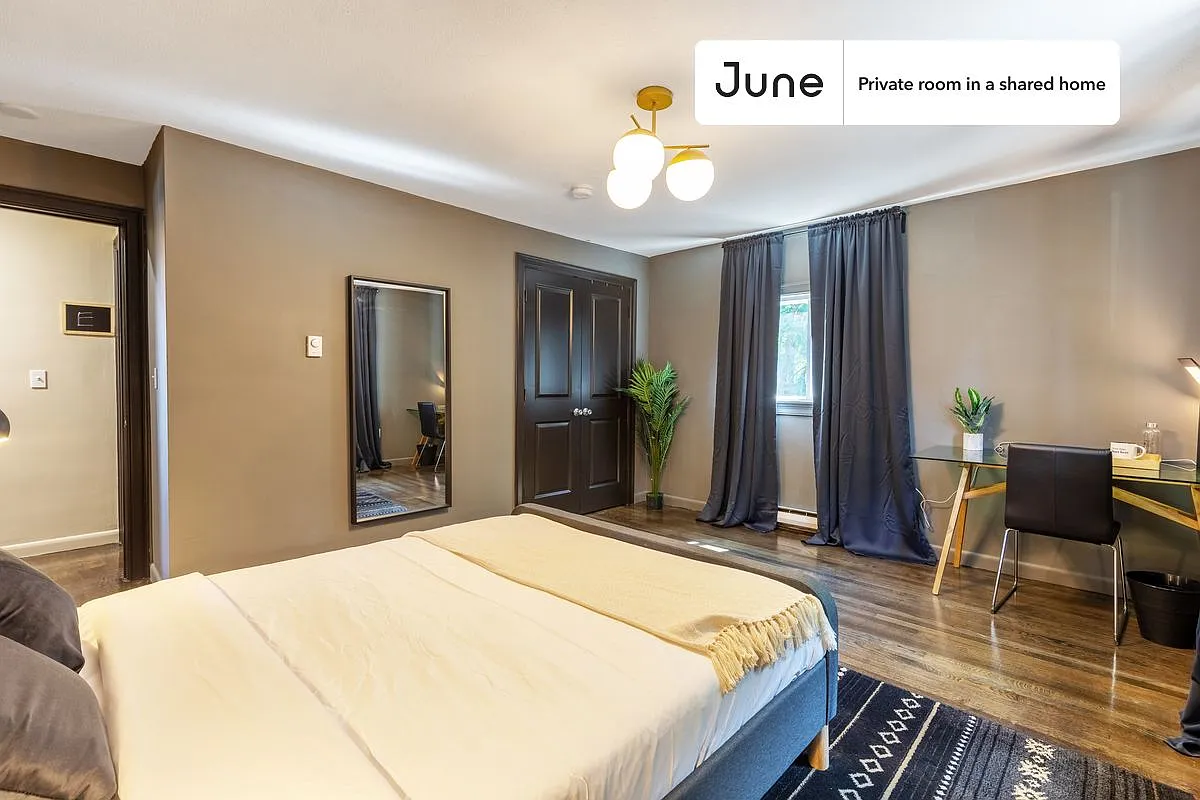 Queen bedroom in 6 bed/4 bath home in Brighton #207 D — Photo 2
