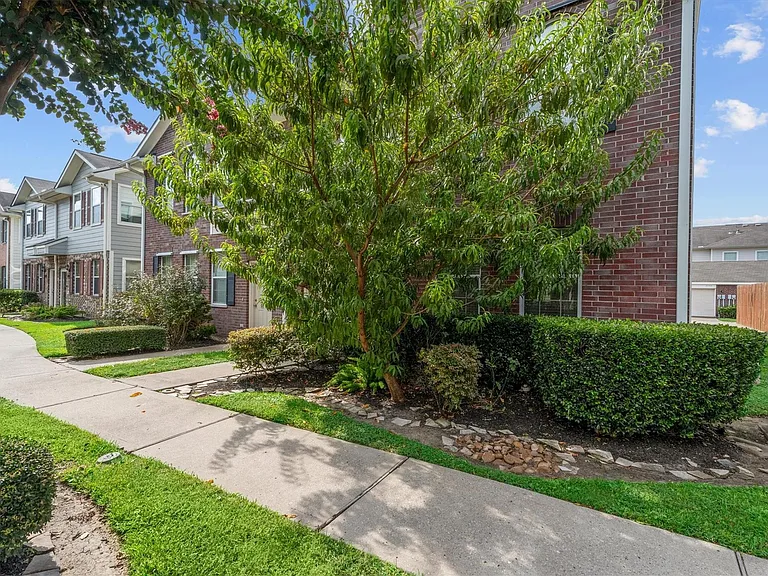 2131 Kemah Village Dr — Photo 4
