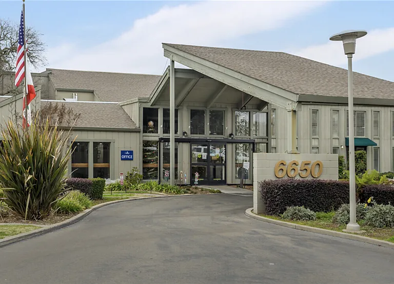 The Crest at Citrus Heights (55+) — Photo 11