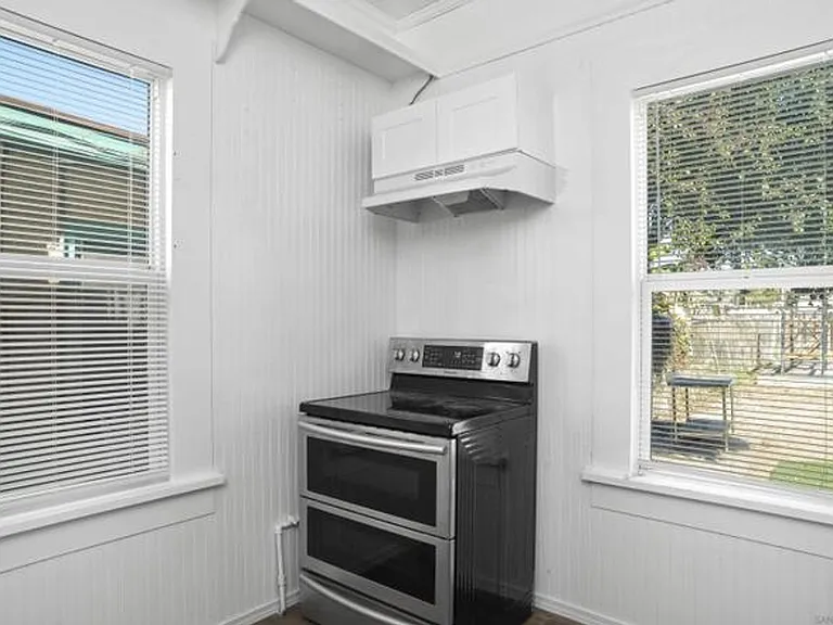 2438 Commercial St — Photo 6