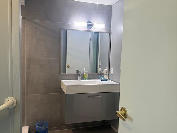 4th image of 513 N Ruby Ave