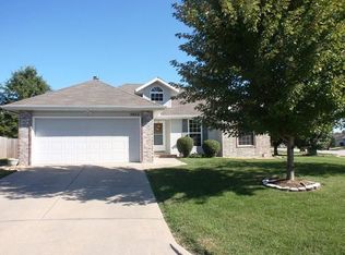 3923 W Kay Pointe Blvd, Springfield, MO 65802