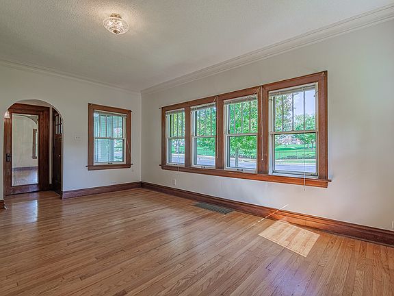 5th image of 224 S Walnut St