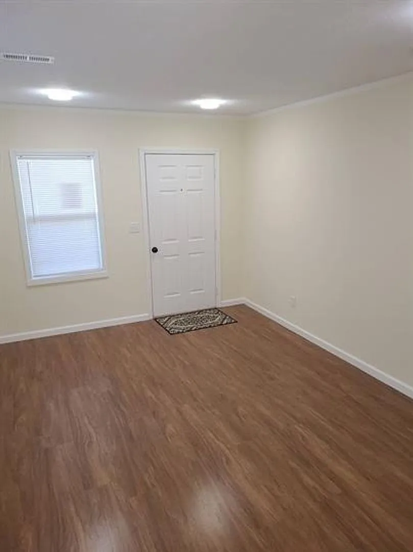 Updated, 2 BR, 1 BA home with large fenced yard & 1 car Garage. 1538 Longfield Ave, Louisville, K... — Photo 3