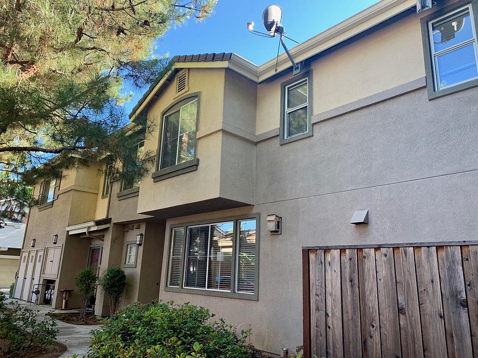 1st image of 379 Oleander Dr