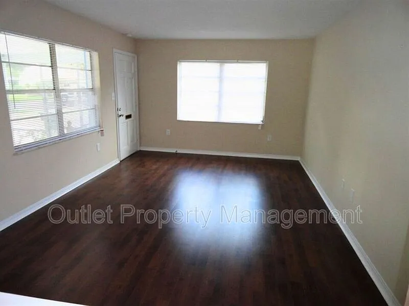 2 bed, 1.0 bath, 950 sqft, $1,570 — Photo 3