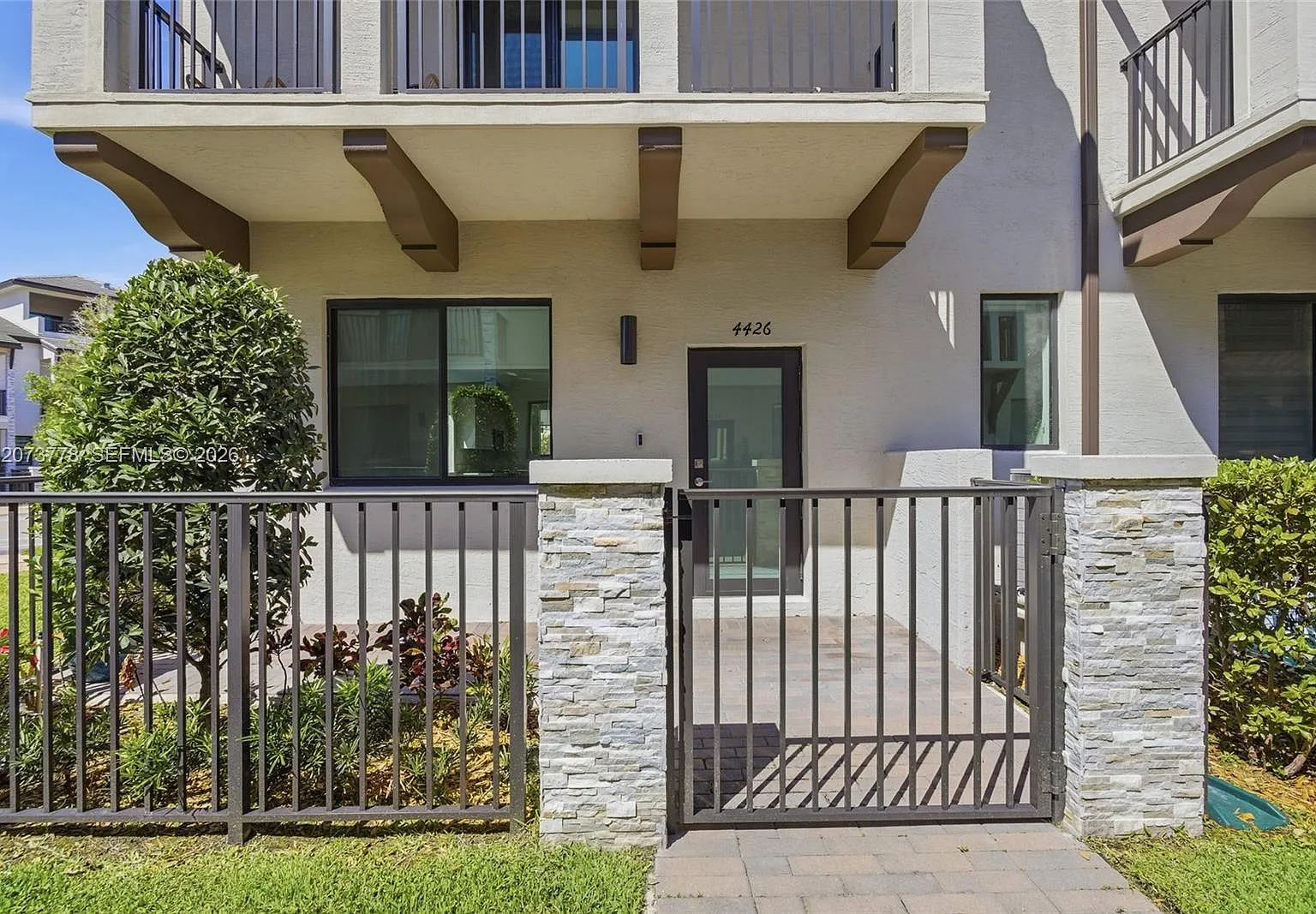 3 bed, 4.0 bath, 1979 sqft, $4,650 — Photo 1