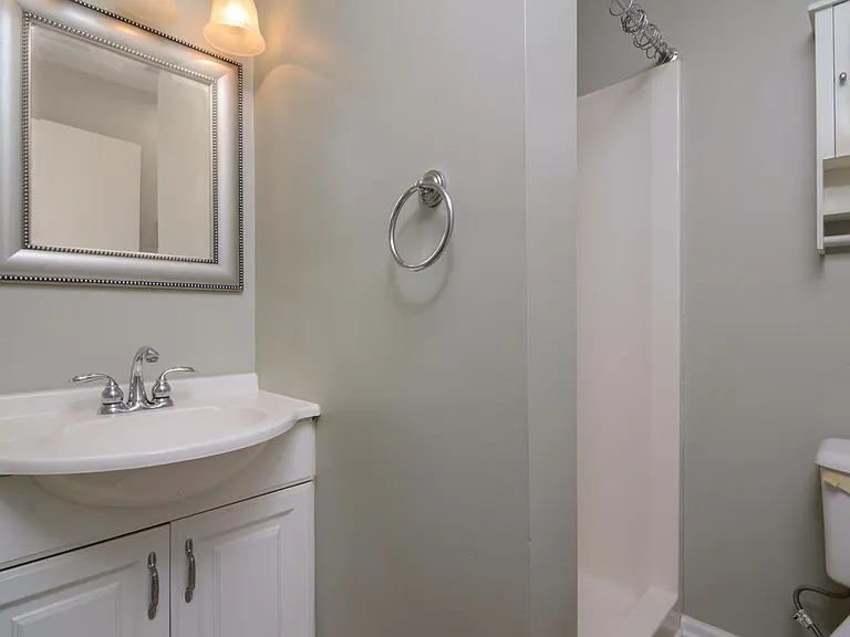 1542 Douglas Ave — Photo 10