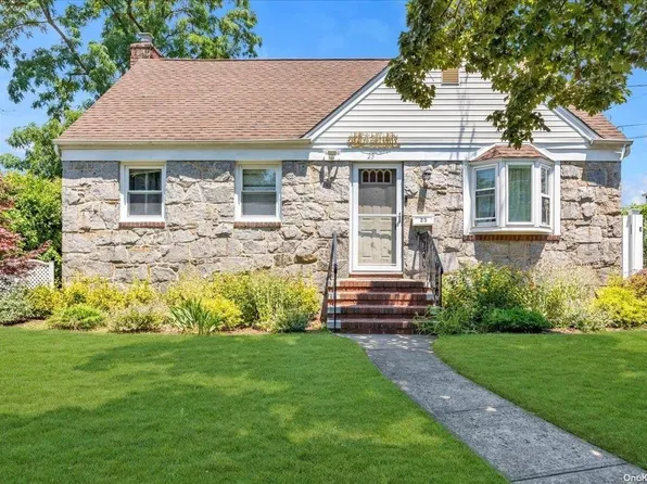 23 W Dover Street, Valley Stream, NY 11580