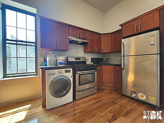 3rd image of 1243 Jefferson Ave #4