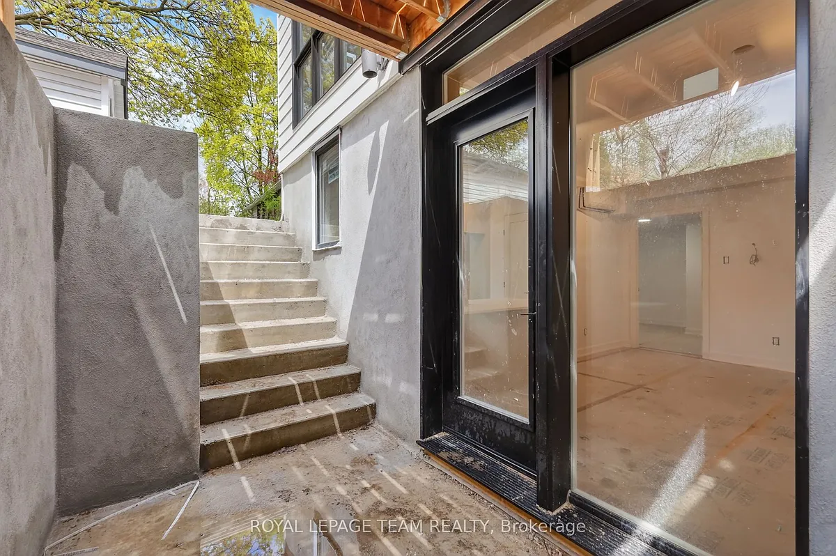 Building Photo - 608 Tweedsmuir Ave #B