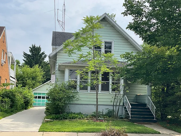 2105 Oakridge Ave — Photo 2