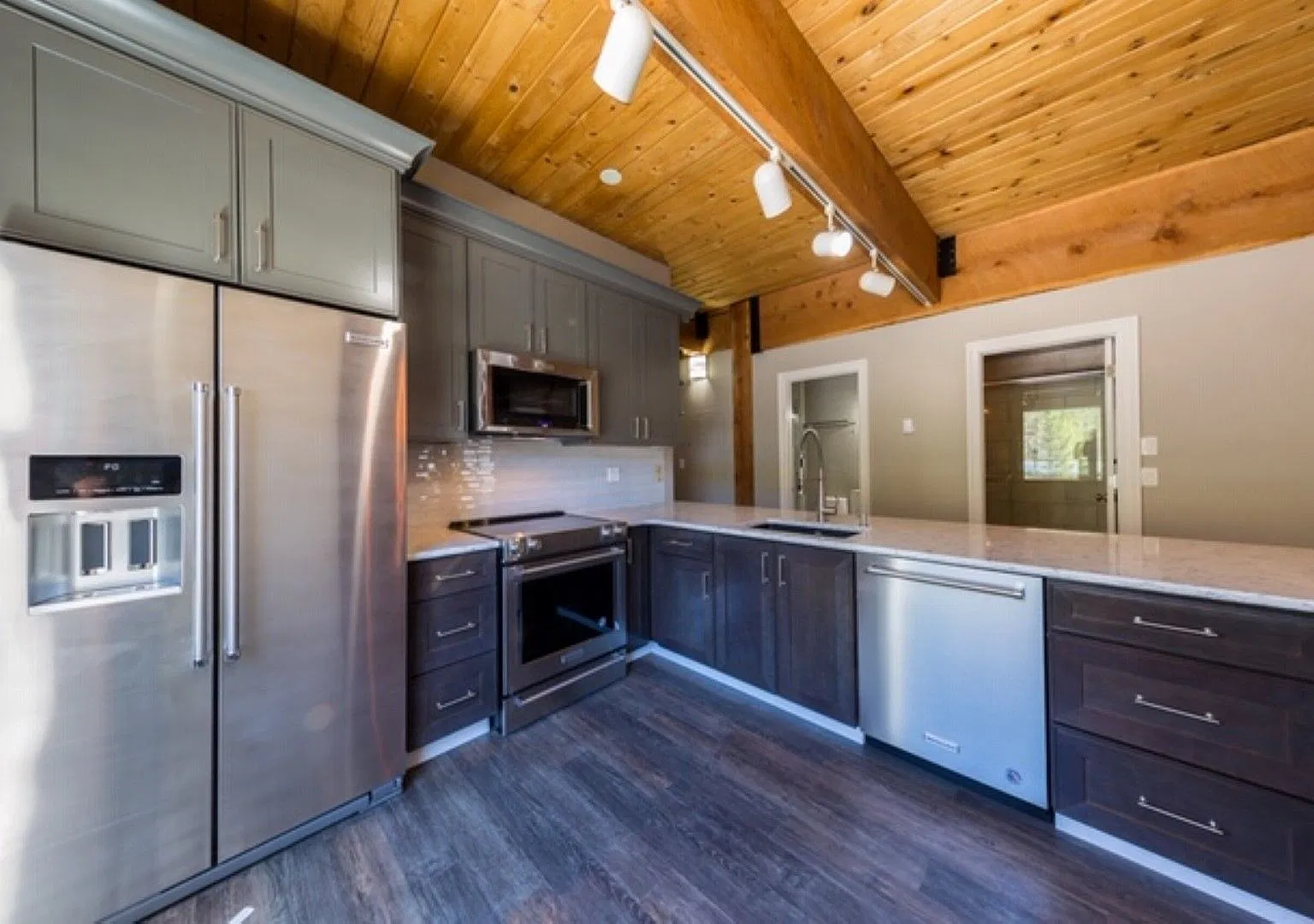 Completely updated 3 bedroom, 2 bath condo in a very convenient town of CB location. — Photo 2