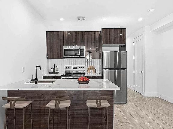 3rd image of 368 Weirfield St