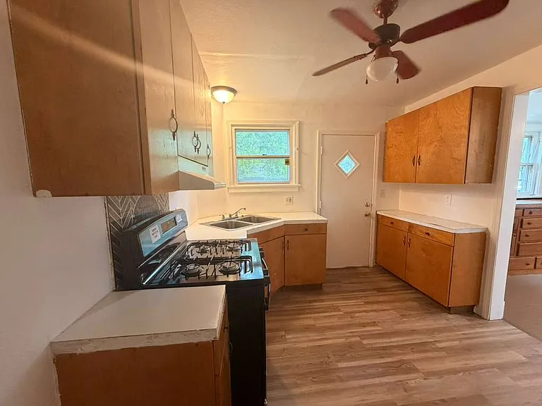 348 Spencer St — Photo 5