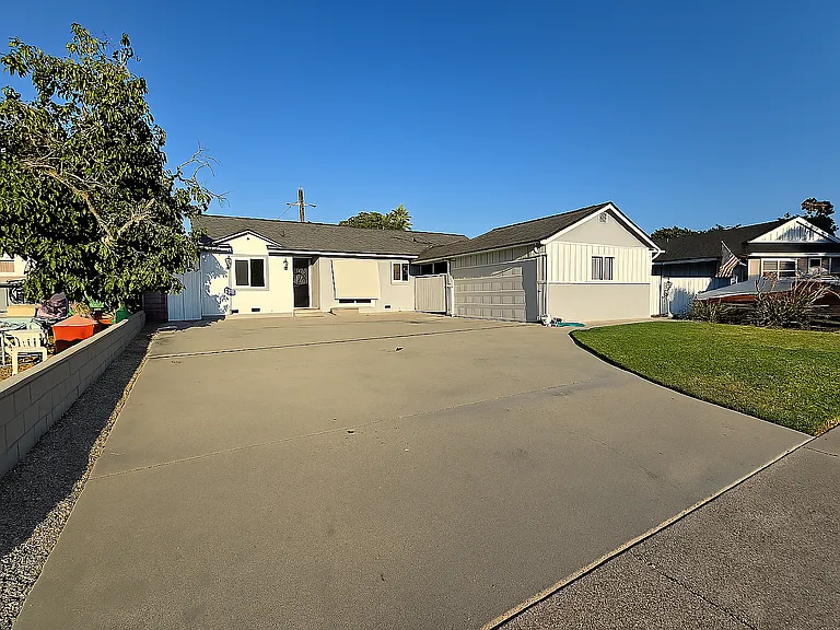 2542 Clarke Ave — Photo 9