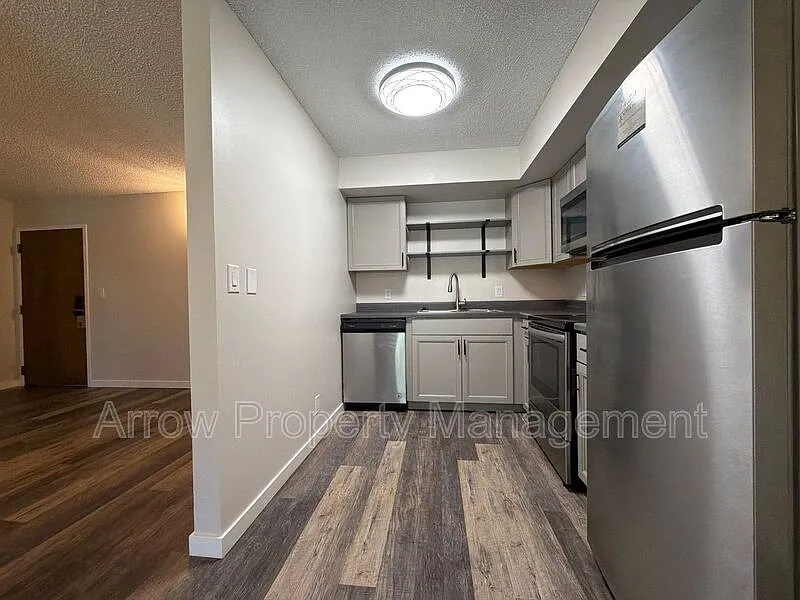 2 bed, 1.0 bath, 826 sqft, $1,195 — Photo 2