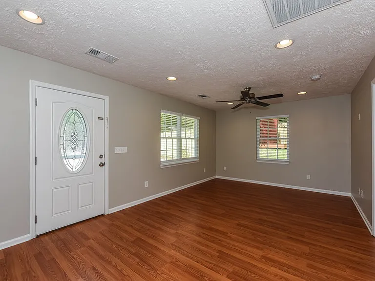 2121 Ravenwood Dr — Photo 2
