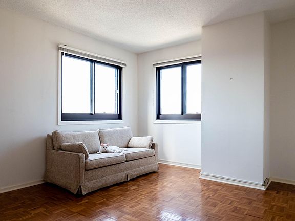 4th image of 26 10th St W Unit 910
