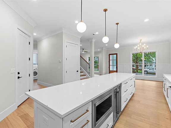 5th image of 2518 Bredell Ave