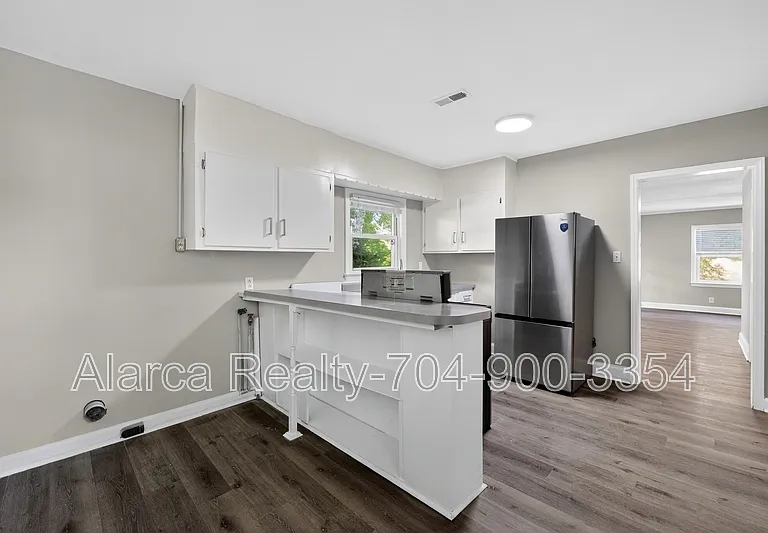 2322 Belfast Dr — Photo 3