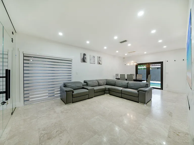 1172 SW 85th Ave — Photo 7