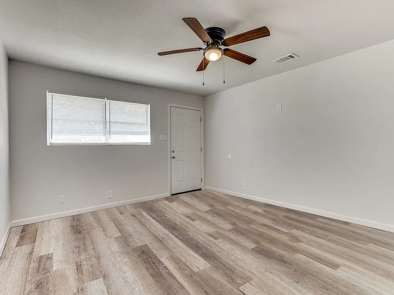 1302 Margie St — Photo 15