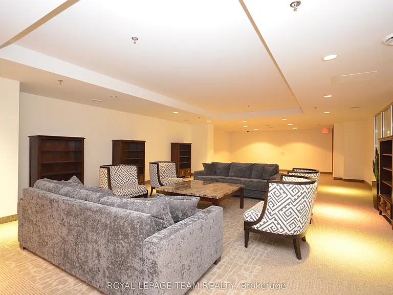 242 Rideau St #404 — Photo 38