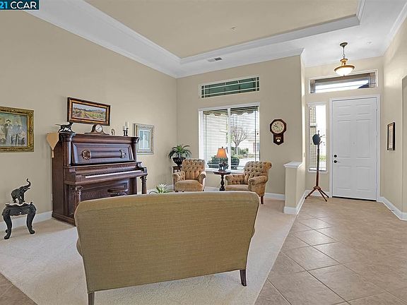 4th image of 922 Centennial Dr