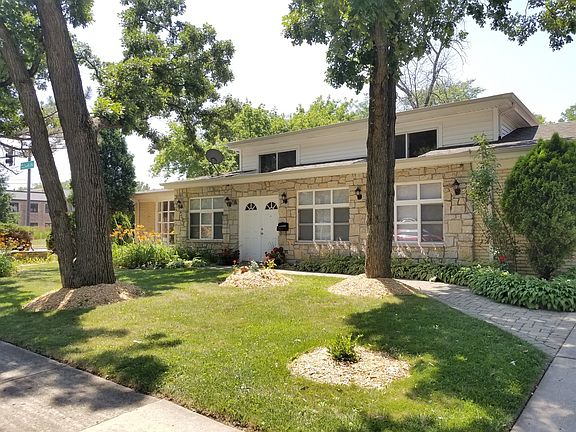 2nd image of 2616 Summit Ave