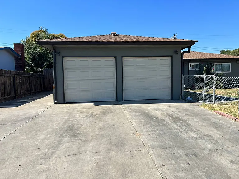 541 E Cypress Ave #B — Photo 1