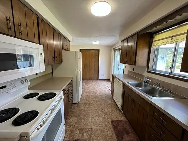825 NW 21st Ave — Photo 10
