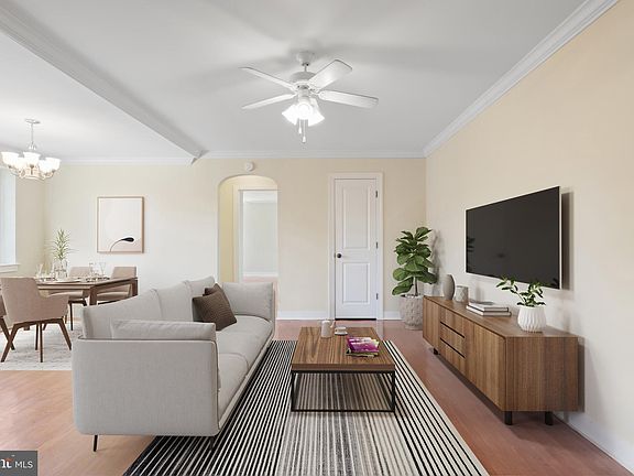 4th image of 820-A S Washington St #228