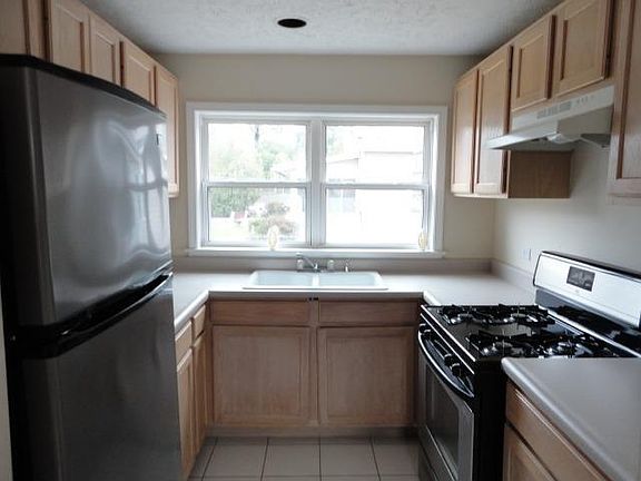 5th image of 806 E Lake St