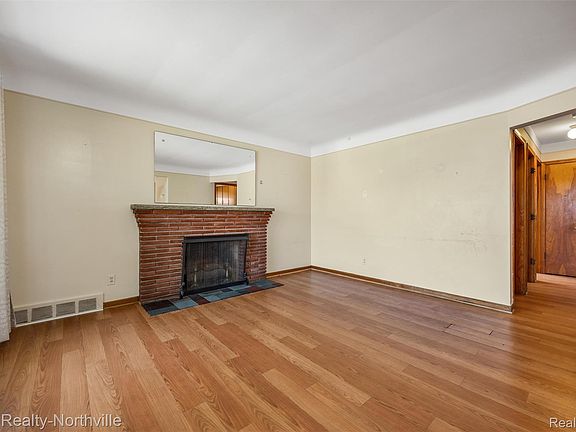 4th image of 20284 Beaufait St