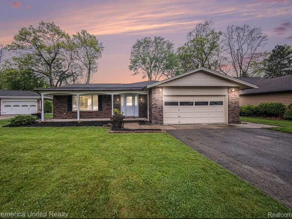 10606 Heenan Dr, Whitmore Lake, MI 48189