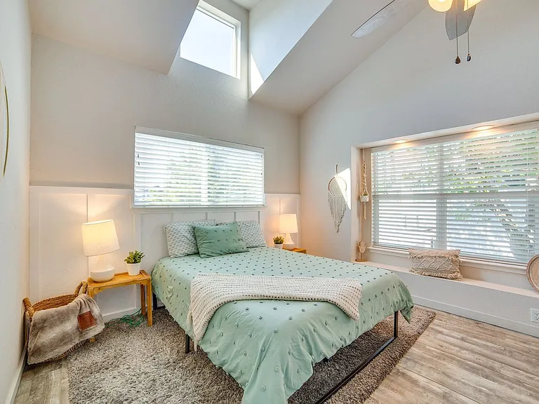 5963 Ross Ave — Photo 6