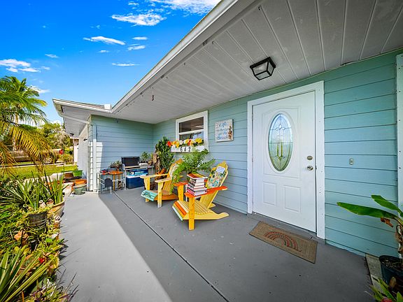 5th image of 642 SE Streamlet Avenue