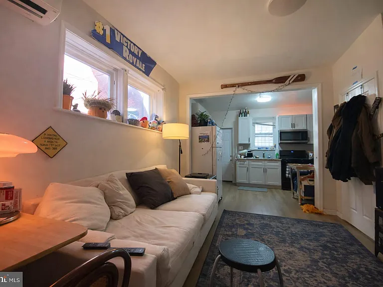 3215 Summer St — Photo 2