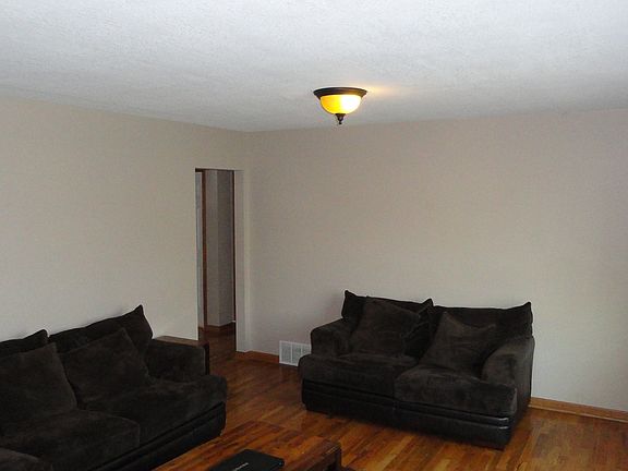 3rd image of 915 Oxford Dr