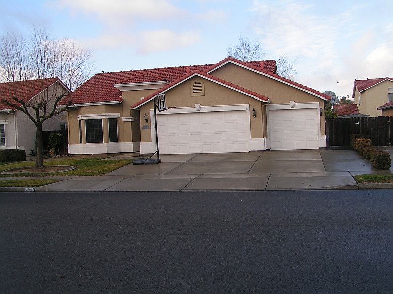 795 Avenida Real, Front