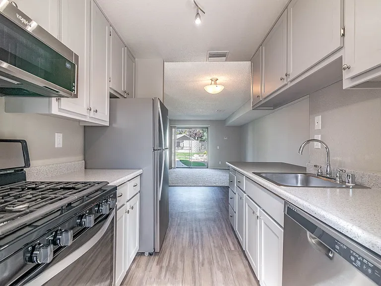 Sunset Ridge Apartments — Photo 15