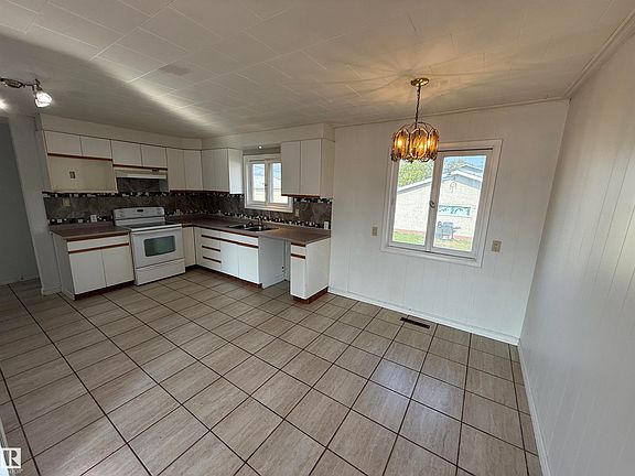 5th image of 4810 48th Ave