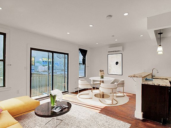 2nd image of 952 Madison St #2