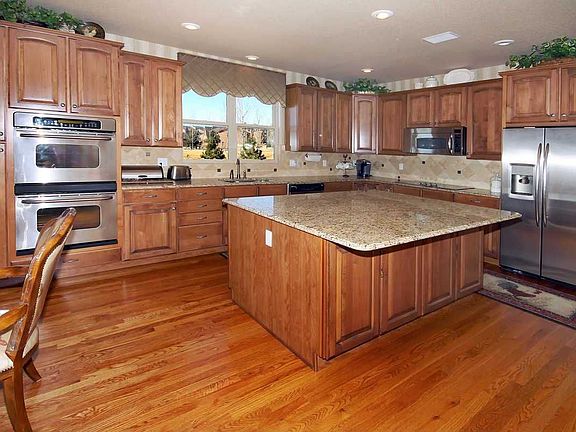 Huge gourmet kitchen with granite!
