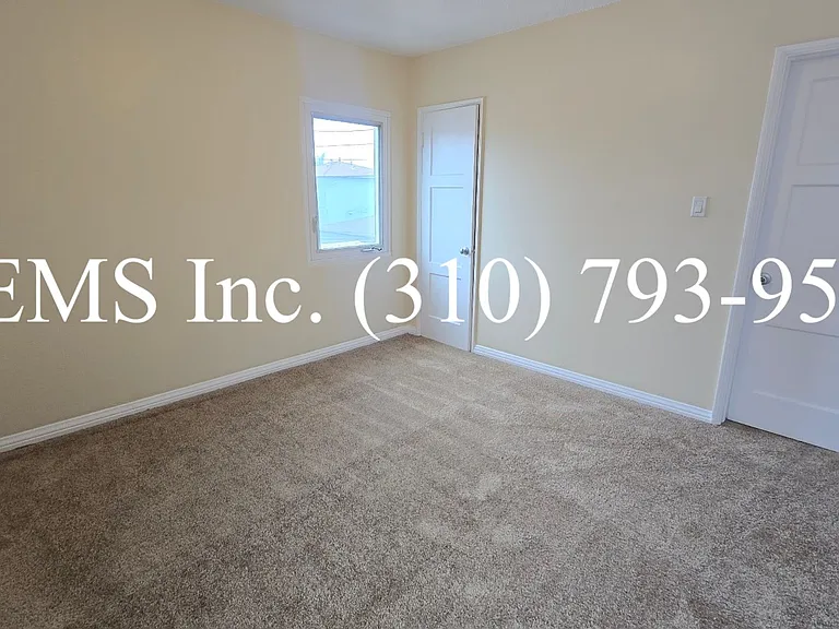 Bright Upstairs 1 Bedroom Apartment w/ Shared Garage Parking — Photo 14