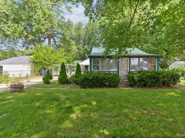 16133 E Thirteen Mile Rd, Fraser, MI 48026